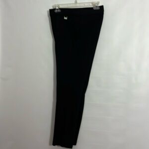 Black capris. 77% viscose, 20% nylon 3% elastane. Textured fabric. Faux pockets